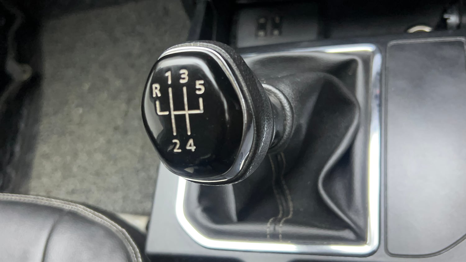 Used 2022 Renault Kiger RXT MT Petrol Manual interior GEAR  KNOB VIEW