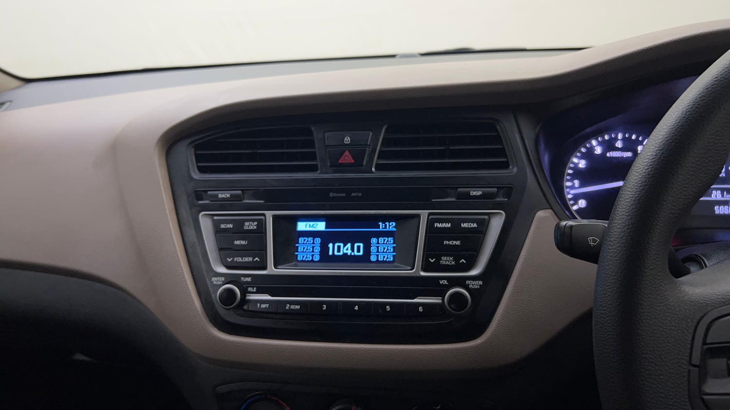 Used 2016 Hyundai Elite i20 Magna 1.2 Petrol Manual top_features Integrated (in-dash) music system