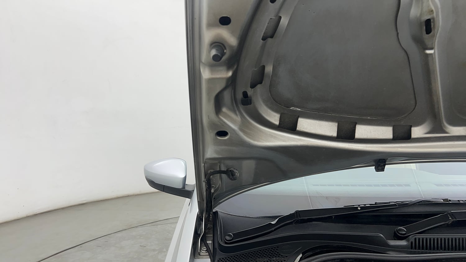 Used 2017 Volkswagen Ameo Highline Plus 1.5L AT (D)16 Alloy Diesel Automatic engine ENGINE RIGHT SIDE HINGE & APRON VIEW