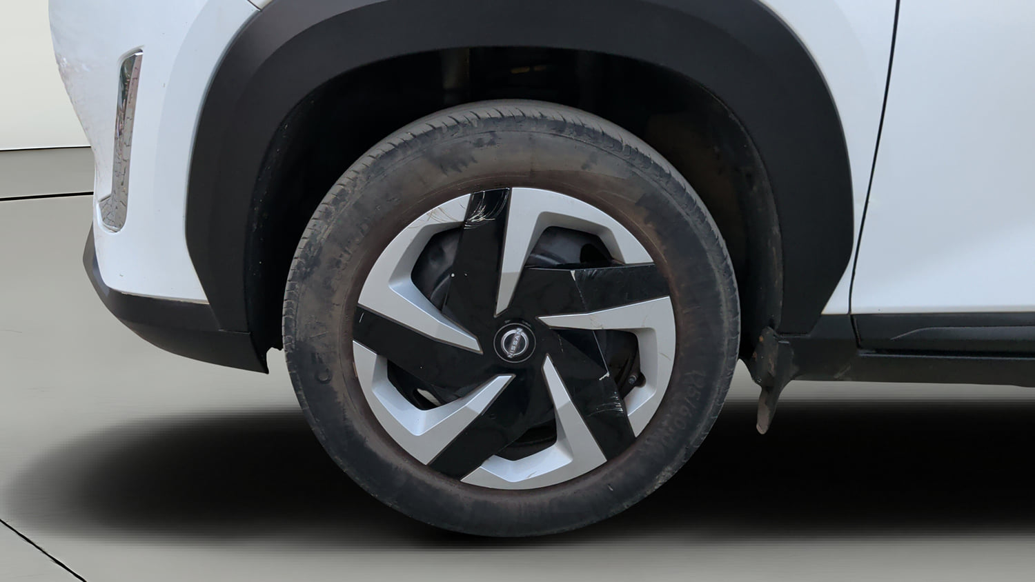 Used 2023 Nissan Magnite XL Petrol Manual tyres LEFT FRONT TYRE RIM VIEW