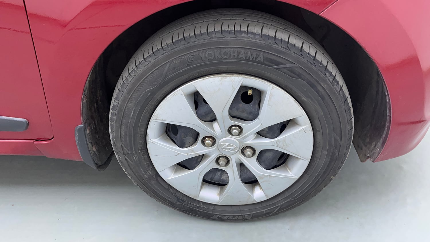 Used 2015 Hyundai Xcent S 1.1 CRDi Diesel Manual tyres RIGHT FRONT TYRE RIM VIEW