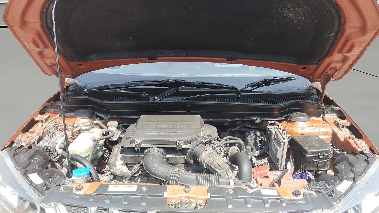Used 2019 maruti-suzuki Vitara Brezza ZDi Plus Dual Tone AGS Diesel Automatic engine ENGINE & BONNET OPEN FRONT VIEW