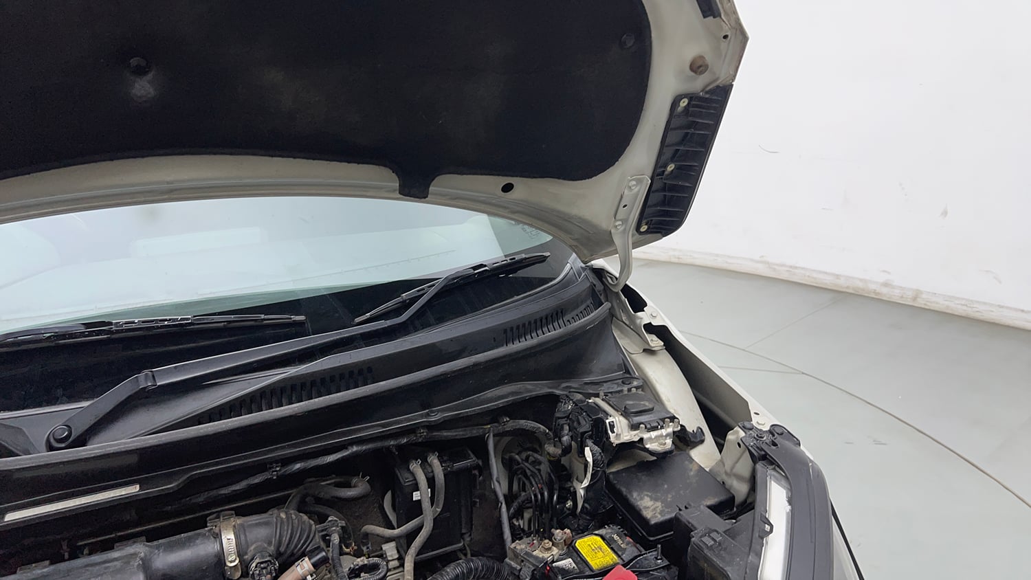 Used 2023 Maruti Suzuki Ignis Sigma 1.2 MT Petrol Manual engine ENGINE LEFT SIDE HINGE & APRON VIEW