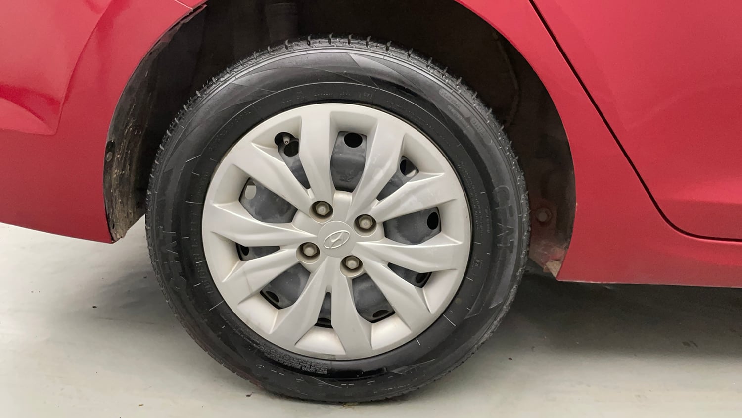 Used 2018 Hyundai Verna EX 1.4 VTVT Petrol Manual tyres RIGHT REAR TYRE RIM VIEW