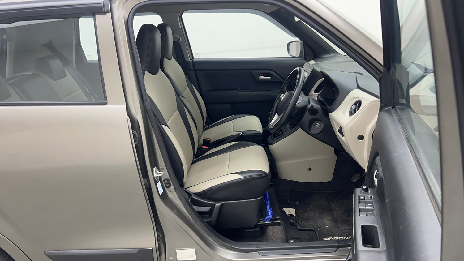 Used 2023 Maruti Suzuki Wagon R VXI 1.0 Petrol Manual interior RIGHT SIDE FRONT DOOR CABIN VIEW