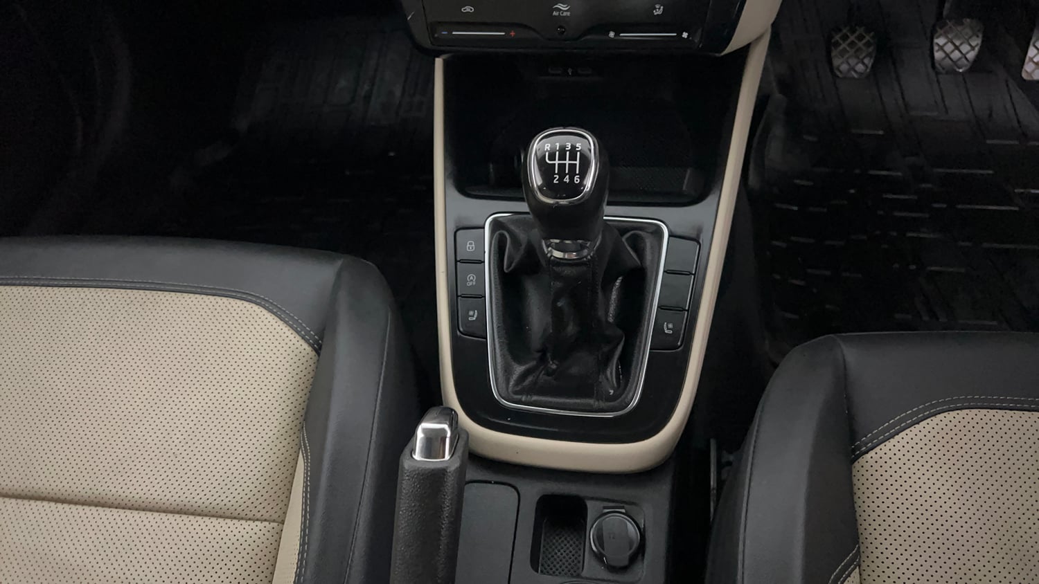 Used 2023 Skoda Slavia Style 1.0L TSI MT Petrol Manual interior GEAR  KNOB VIEW