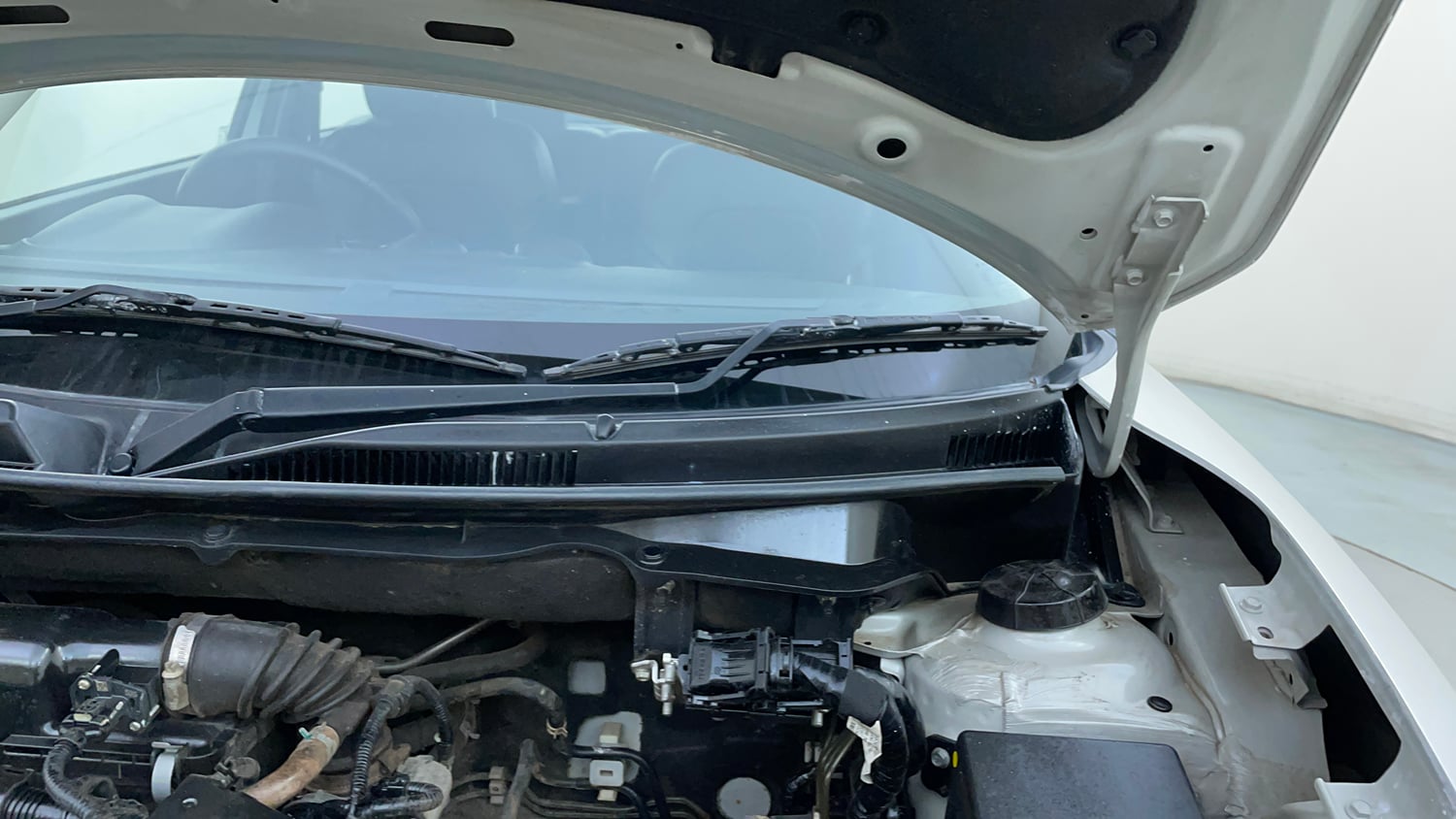 Used 2023 Maruti Suzuki Swift ZXi Petrol Manual engine ENGINE LEFT SIDE HINGE & APRON VIEW