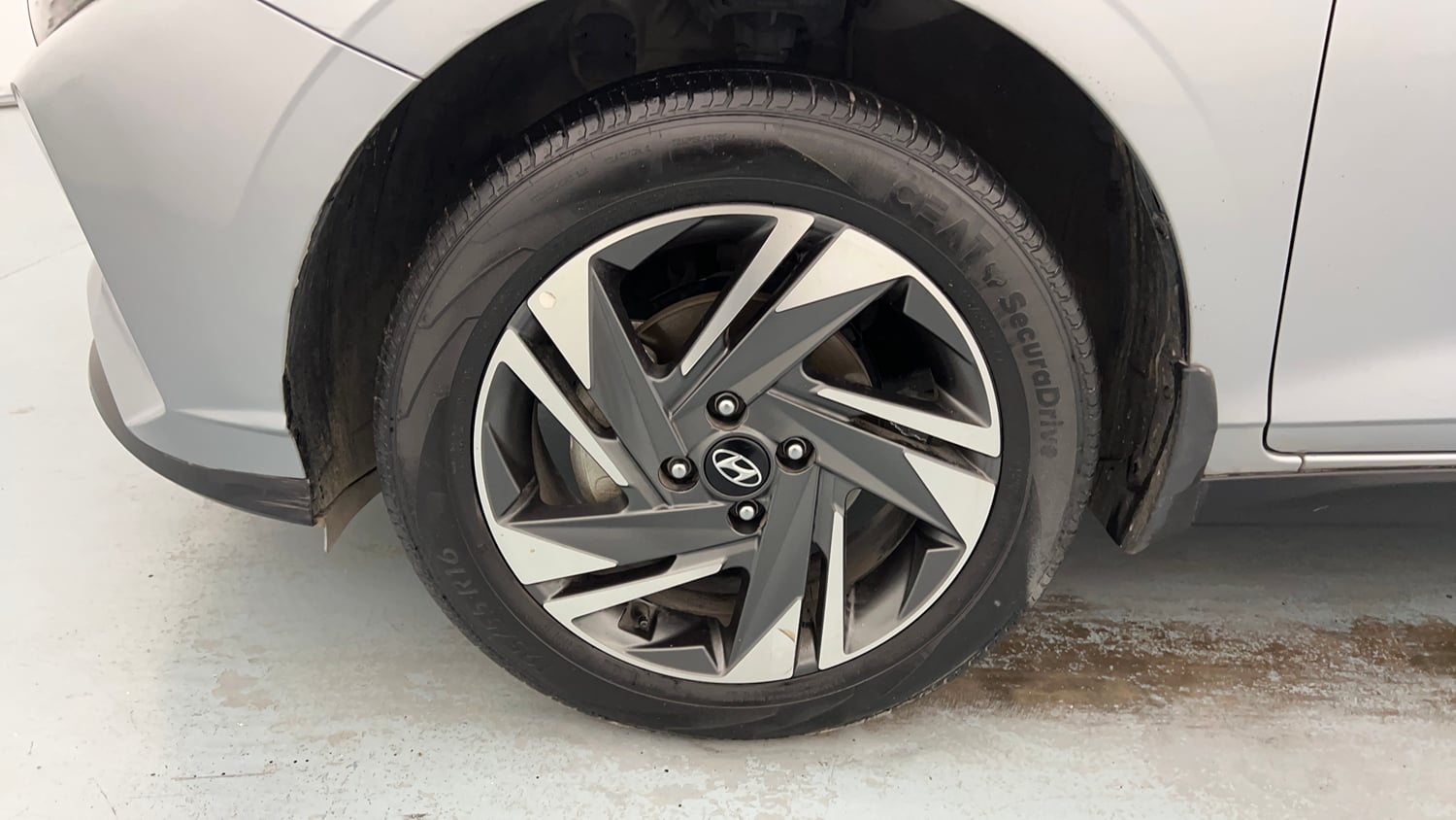 Used 2023 Hyundai i20 Asta (O) 1.2 IVT Petrol Automatic tyres LEFT FRONT TYRE RIM VIEW