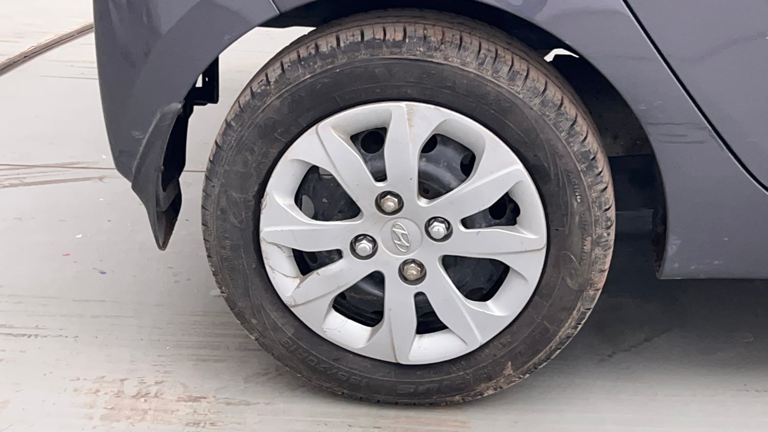 Used 2016 Hyundai Eon Magna + Petrol Manual tyres RIGHT REAR TYRE RIM VIEW