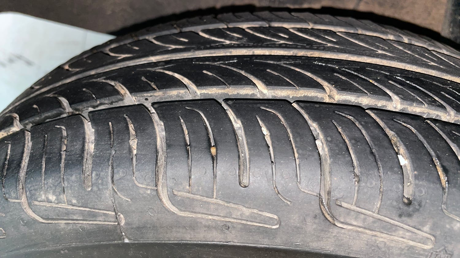 Used 2022 Renault Kwid RXT 1.0 AMT (O) Petrol Automatic tyres RIGHT REAR TYRE TREAD VIEW