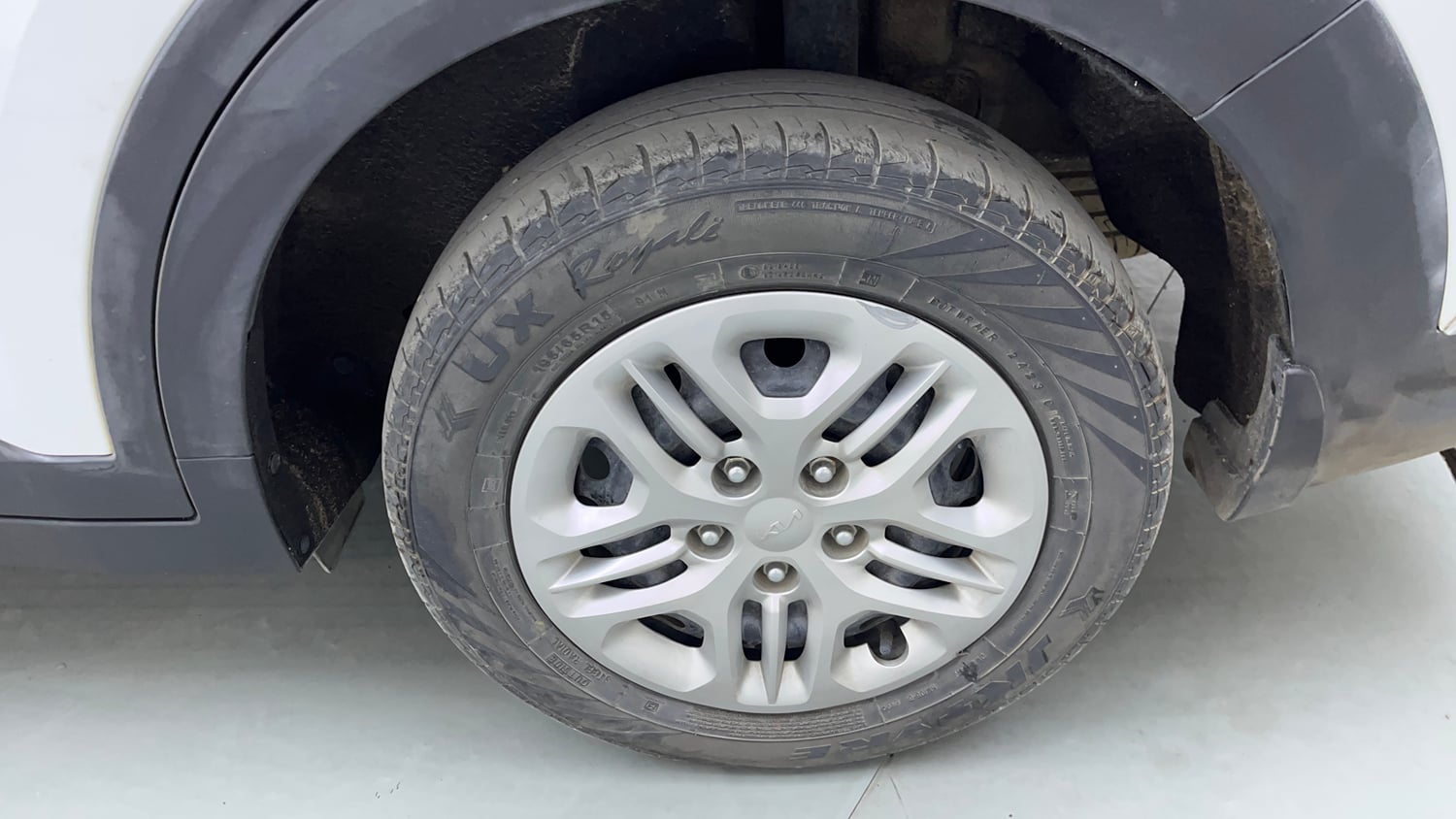 Used 2023 Kia Carens Prestige 1.5 Petrol 7 STR Petrol Manual tyres LEFT REAR TYRE RIM VIEW