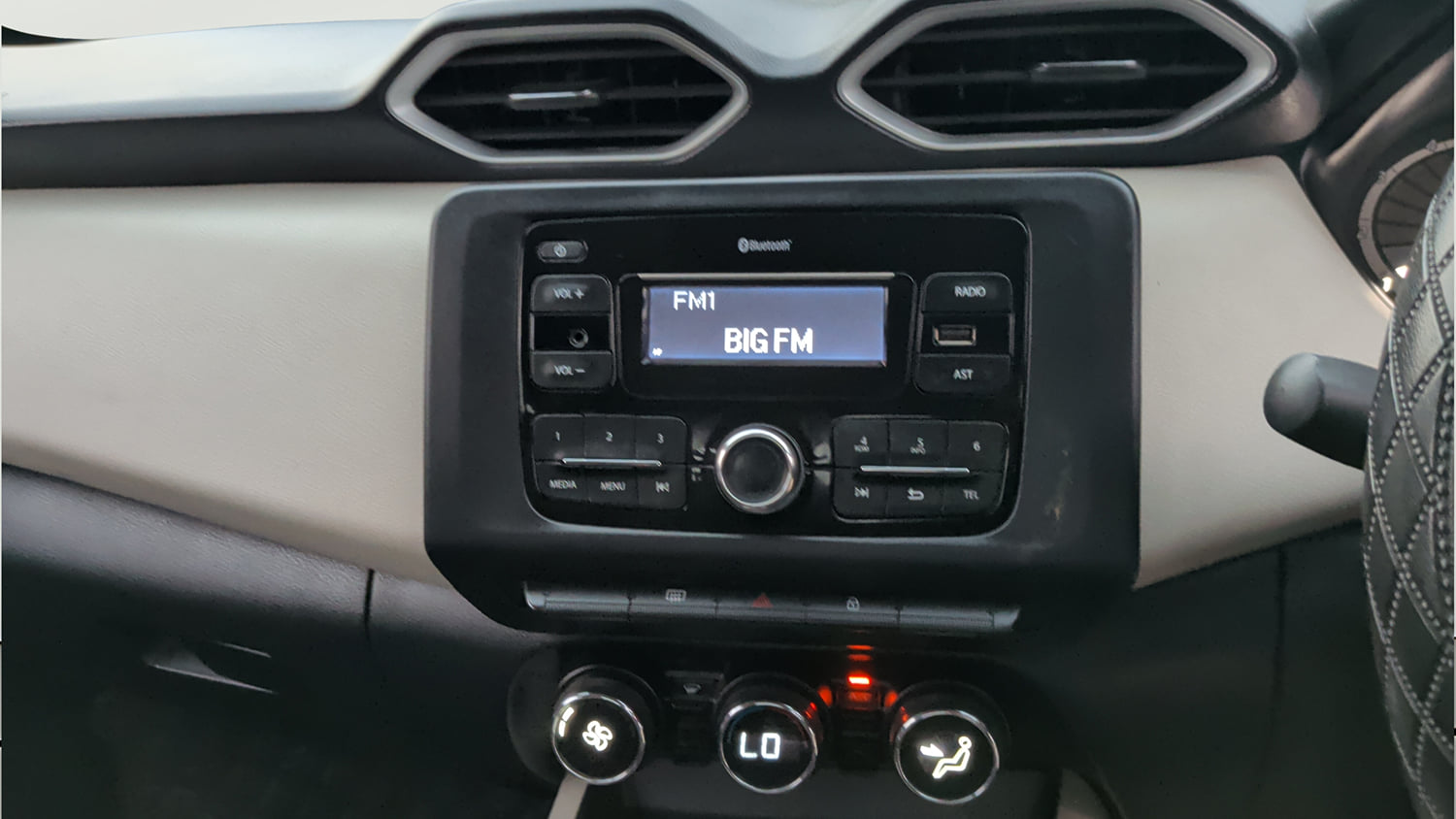 Used 2023 Nissan Magnite XL Petrol Manual interior MUSIC SYSTEM & AC CONTROL VIEW