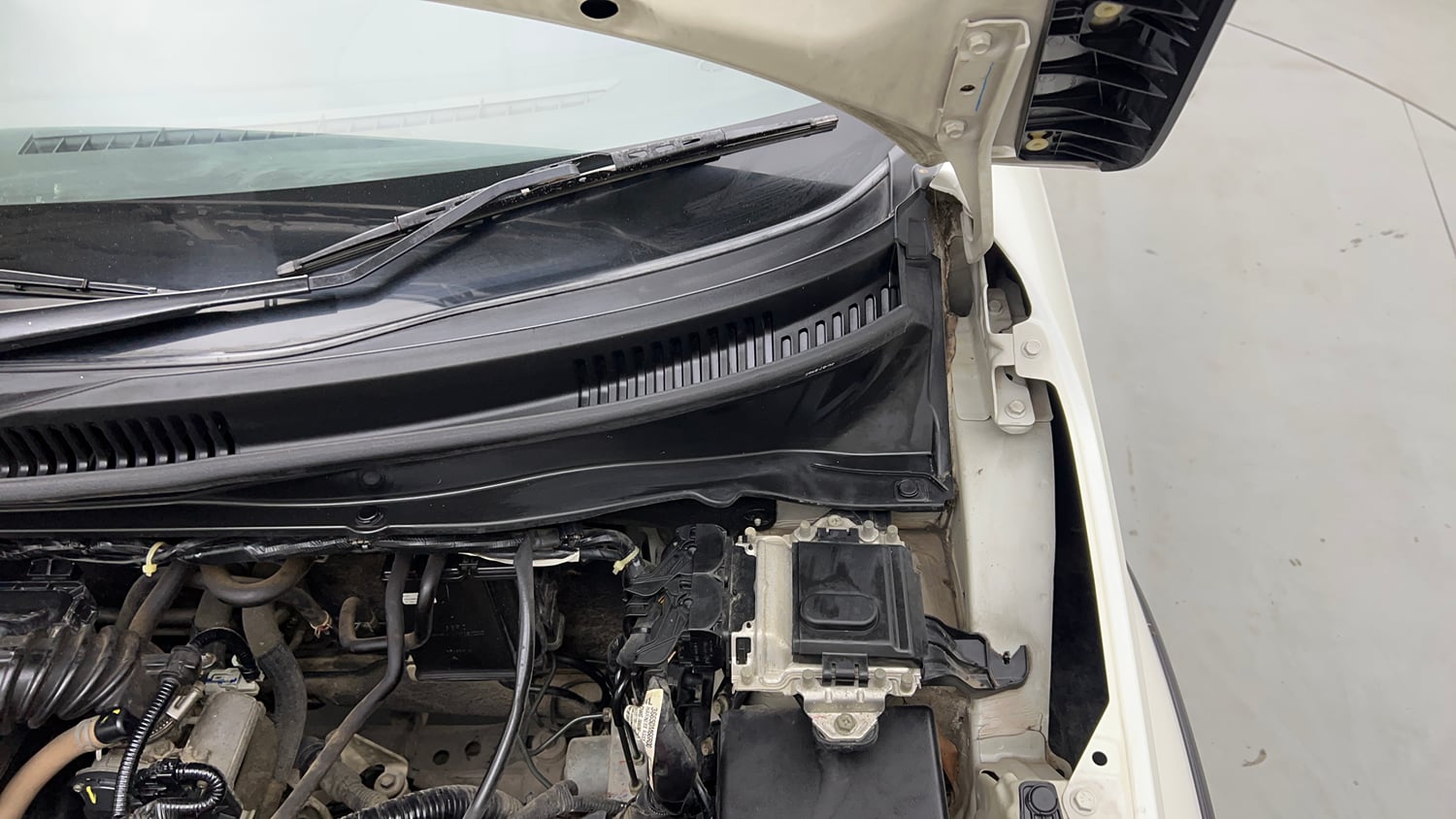 Used 2022 Maruti Suzuki Ignis Delta 1.2 MT Petrol Manual engine ENGINE LEFT SIDE HINGE & APRON VIEW
