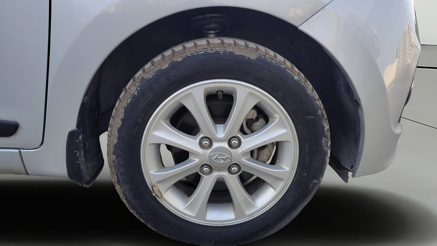 Used 2013 Hyundai Grand i10 Asta 1.2 Kappa VTVT Petrol Manual tyres RIGHT FRONT TYRE RIM VIEW