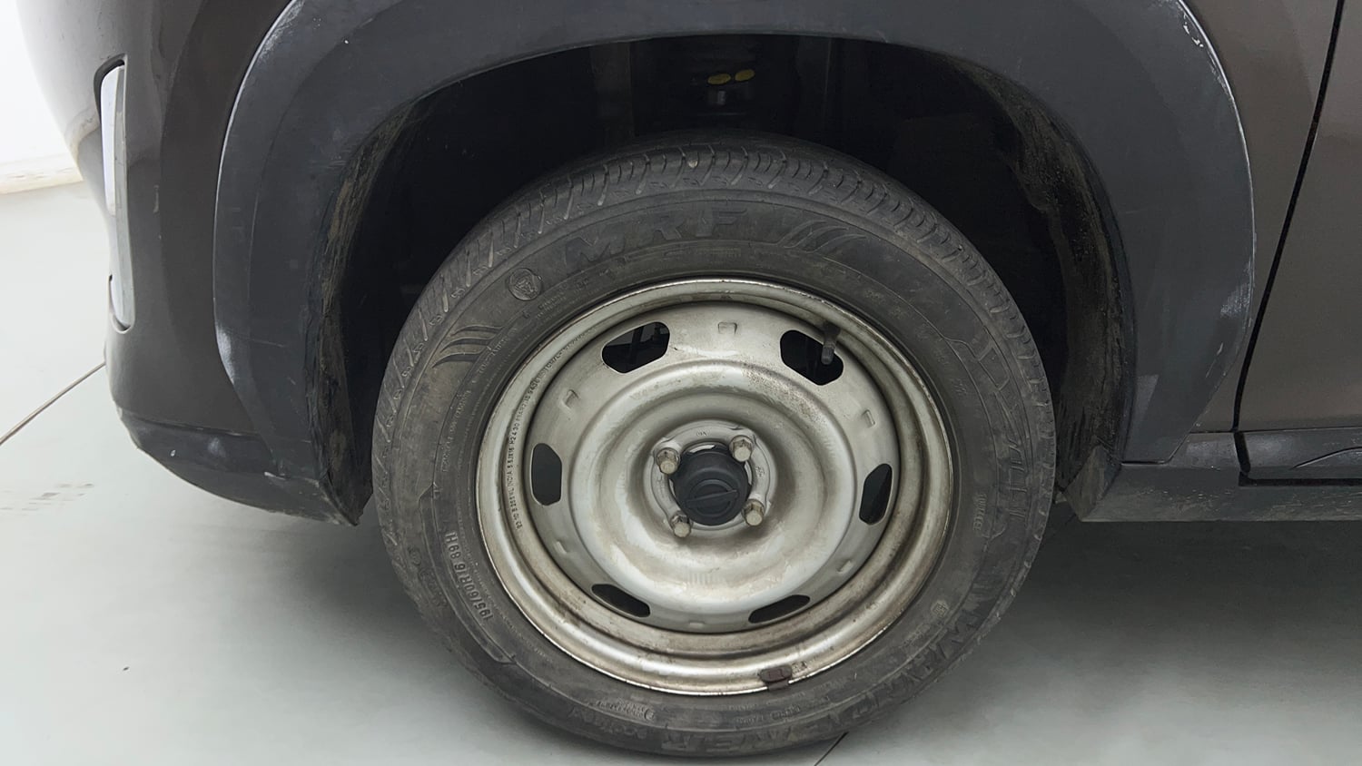 Used 2023 Nissan Magnite XE Petrol Manual tyres LEFT FRONT TYRE RIM VIEW