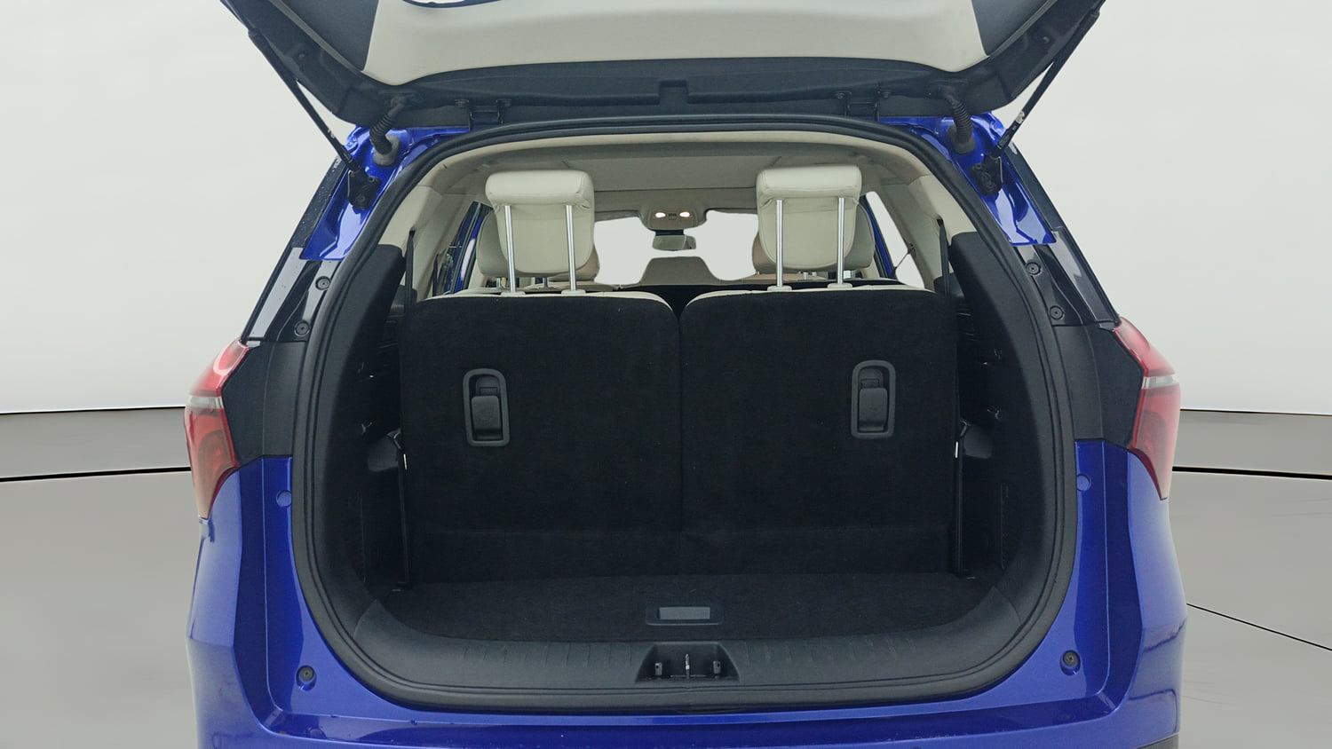 Used 2022 Mahindra XUV700 AX 7 Petrol AT 7 STR Petrol Automatic interior DICKY INSIDE VIEW