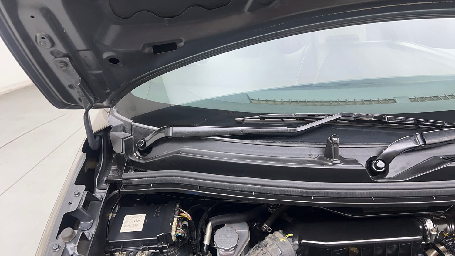 Used 2022 Maruti Suzuki Wagon R LXi (O) 1.0 CNG Cng Manual engine ENGINE RIGHT SIDE HINGE & APRON VIEW