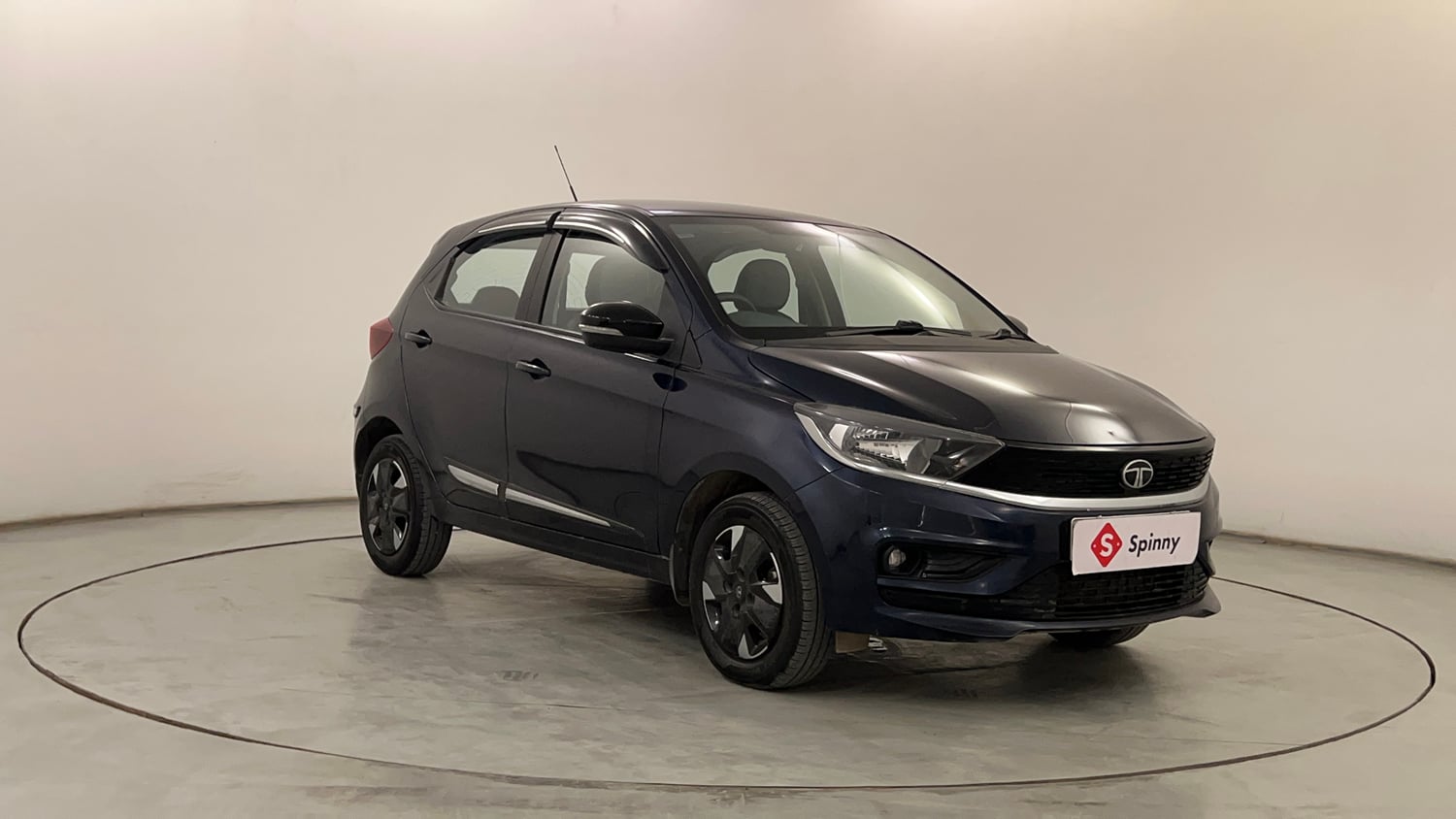 Used 2025 Tata Tiago XTA Petrol Automatic exterior RIGHT FRONT CORNER VIEW