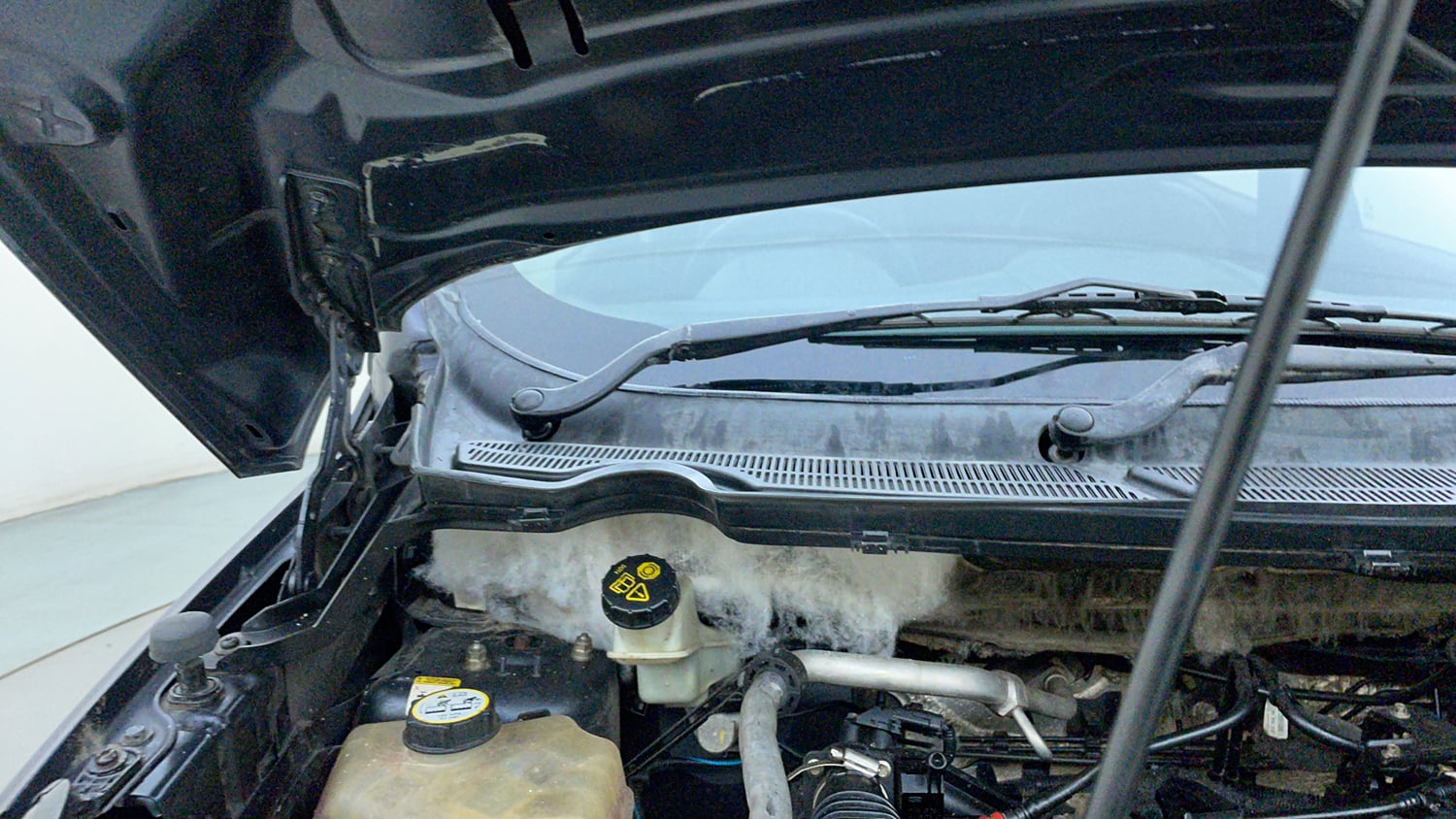 Used 2014 Ford EcoSport Titanium 1.5 TDCi Diesel Manual engine ENGINE RIGHT SIDE HINGE & APRON VIEW