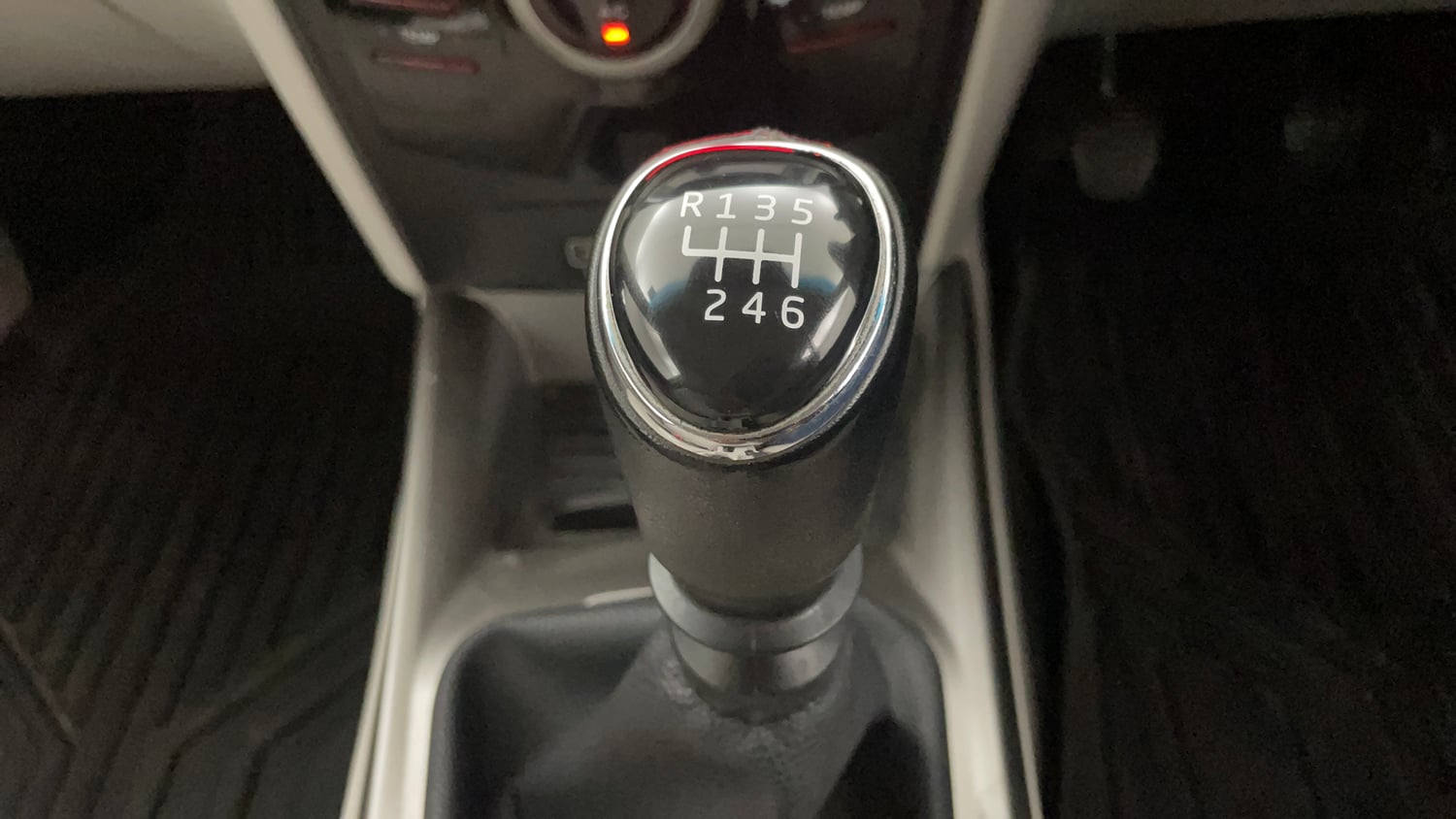 Used 2021 Mahindra XUV 300 W8 1.2 Petrol Petrol Manual interior GEAR  KNOB VIEW