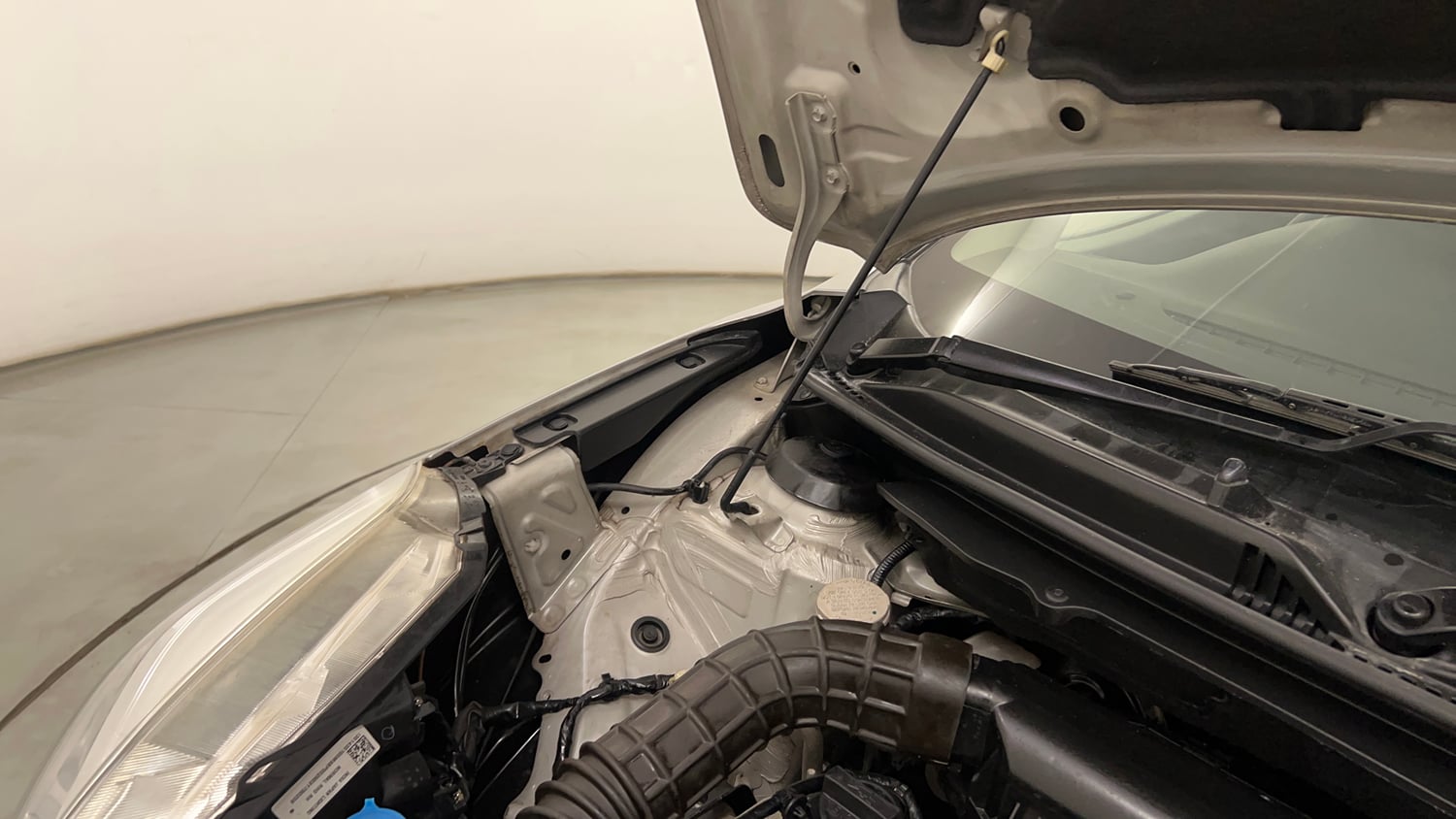 Used 2017 Maruti Suzuki Baleno Delta 1.2 AT Petrol Automatic engine ENGINE RIGHT SIDE HINGE & APRON VIEW