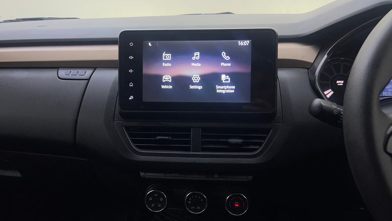 Used 2021 Renault Kiger RXT 1.0 Turbo MT Dual Tone Petrol Manual top_features Integrated (in-dash) music system