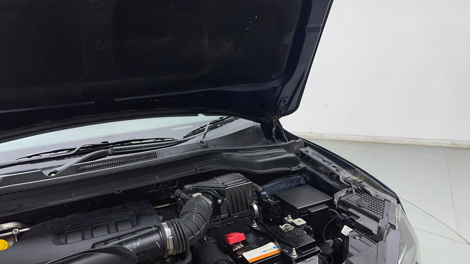 Used 2024 Mahindra XUV 3XO AX5L 1.2 Petrol Petrol Manual engine ENGINE LEFT SIDE HINGE & APRON VIEW