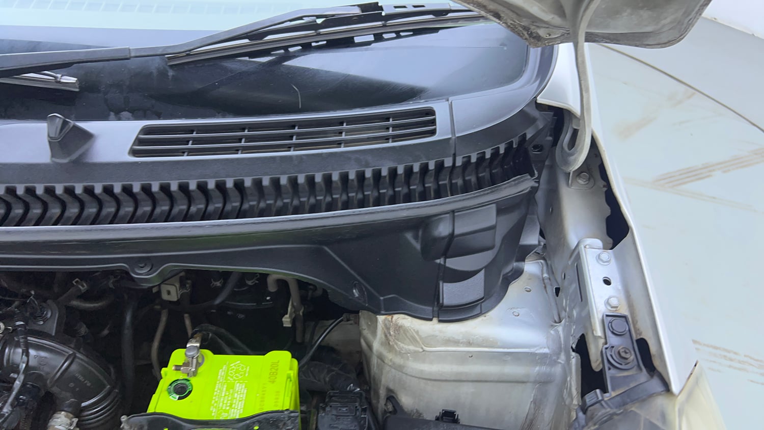 Used 2015 Maruti Suzuki Ertiga ZXi Petrol Manual engine ENGINE LEFT SIDE HINGE & APRON VIEW