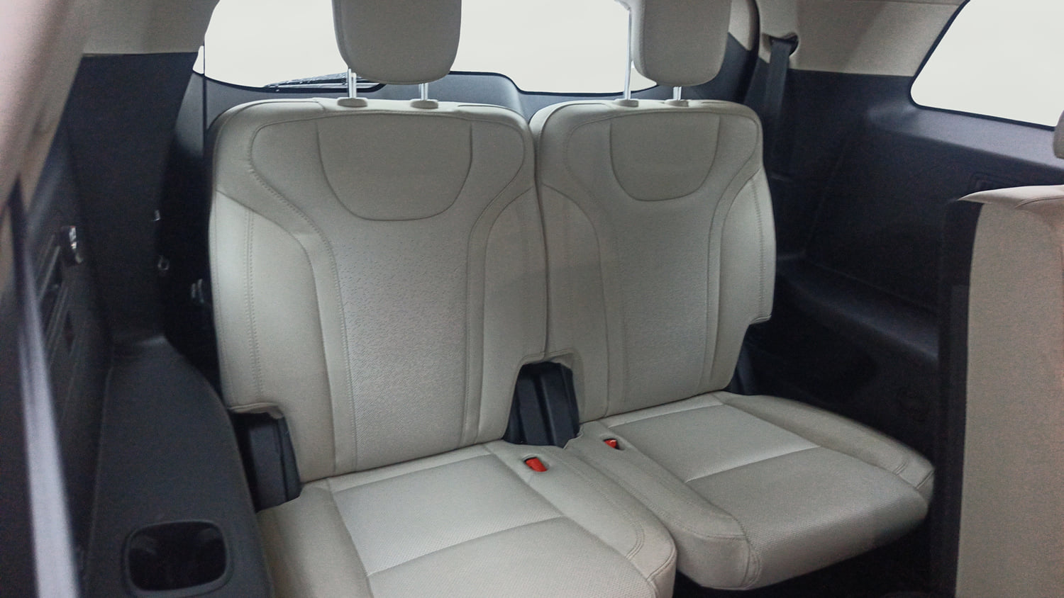 Used 2022 Mahindra XUV700 AX 7 Petrol AT 7 STR Petrol Automatic interior THIRD ROW SEAT