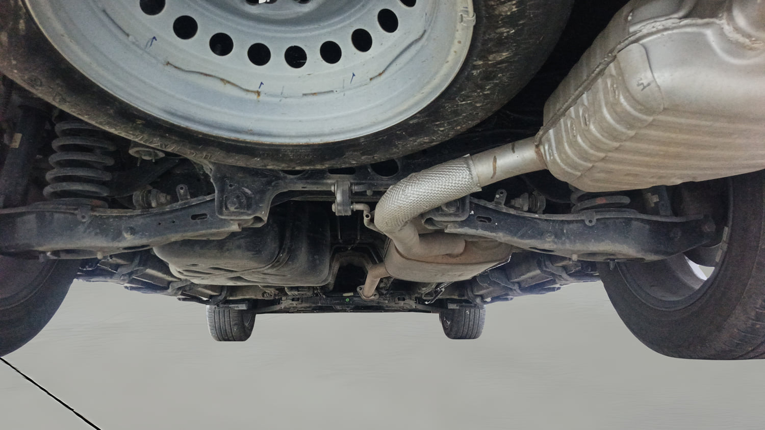 Used 2022 Mahindra XUV700 AX 7 Petrol AT 7 STR Petrol Automatic extra REAR UNDERBODY VIEW (TAKEN FROM REAR)