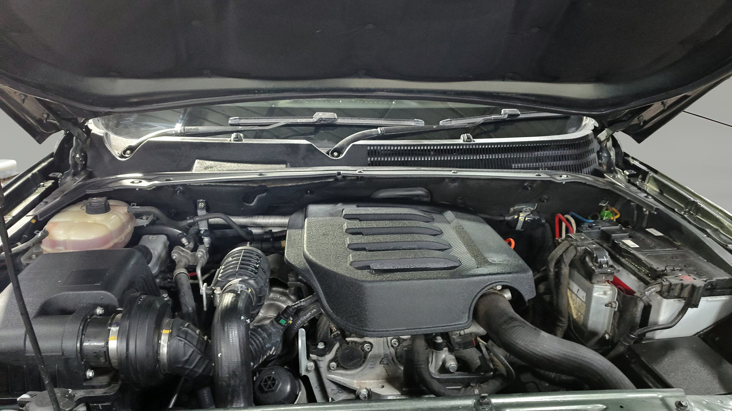 Used 2022 Mahindra Scorpio N Z8 L Petrol MT 7 STR Petrol Manual engine ENGINE & BONNET OPEN FRONT VIEW