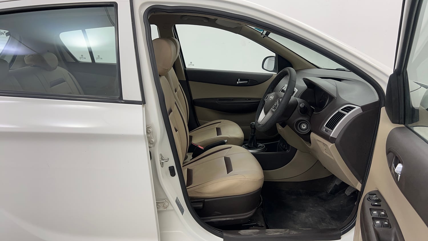 Used 2012 Hyundai i20 Sportz 1.2 BS-IV Petrol Manual interior RIGHT SIDE FRONT DOOR CABIN VIEW