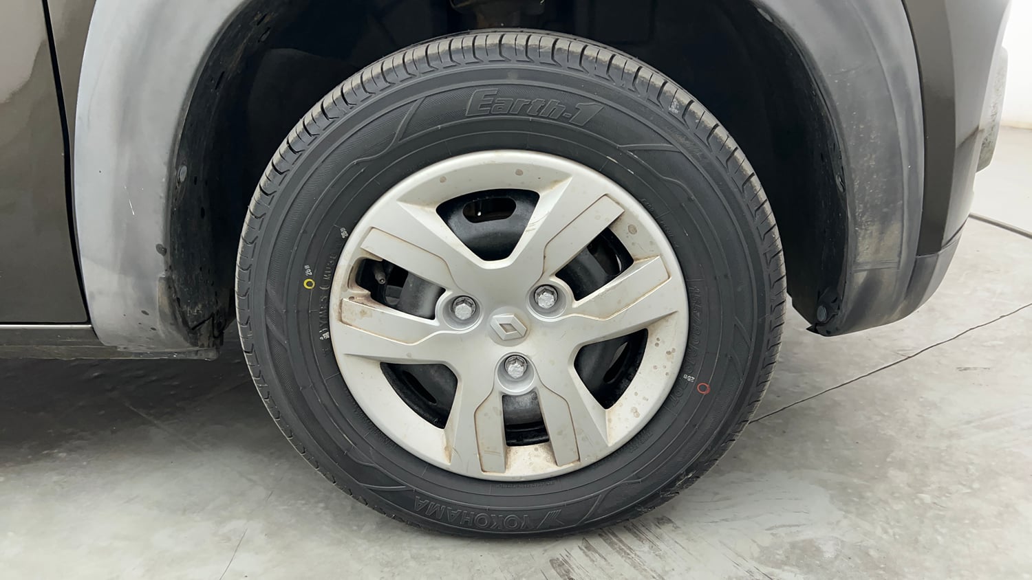 Used 2016 Renault Kwid RXL Petrol Manual tyres RIGHT FRONT TYRE RIM VIEW