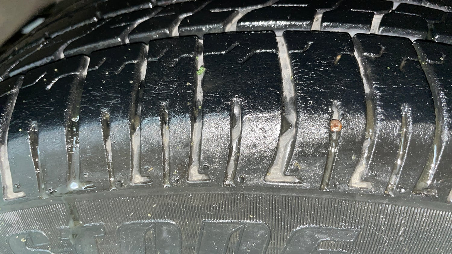 Used 2013 Toyota Innova 2.5 GX 8 STR BS-III Diesel Manual tyres RIGHT FRONT TYRE TREAD VIEW