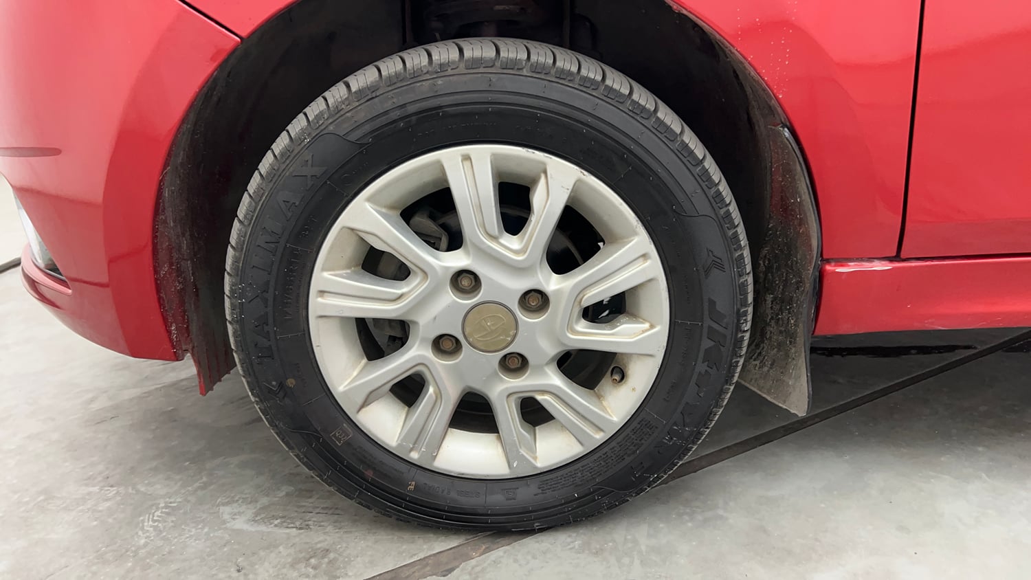 Used 2018 Tata Tiago Revotron XZ Petrol Manual tyres LEFT FRONT TYRE RIM VIEW