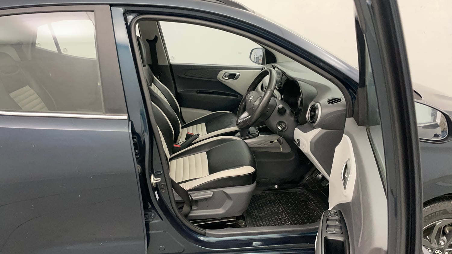 Used 2021 Hyundai Grand i10 Nios Sportz Petrol+cng(outside fitted) Cng Manual interior RIGHT SIDE FRONT DOOR CABIN VIEW