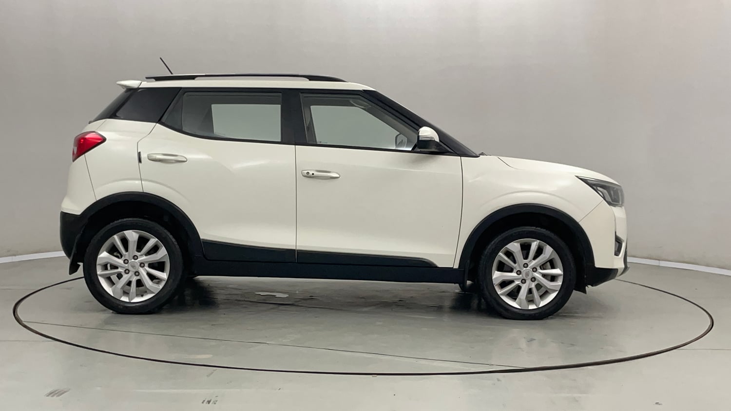 Used 2021 Mahindra XUV 300 W8 1.2 Petrol Petrol Manual exterior RIGHT SIDE VIEW