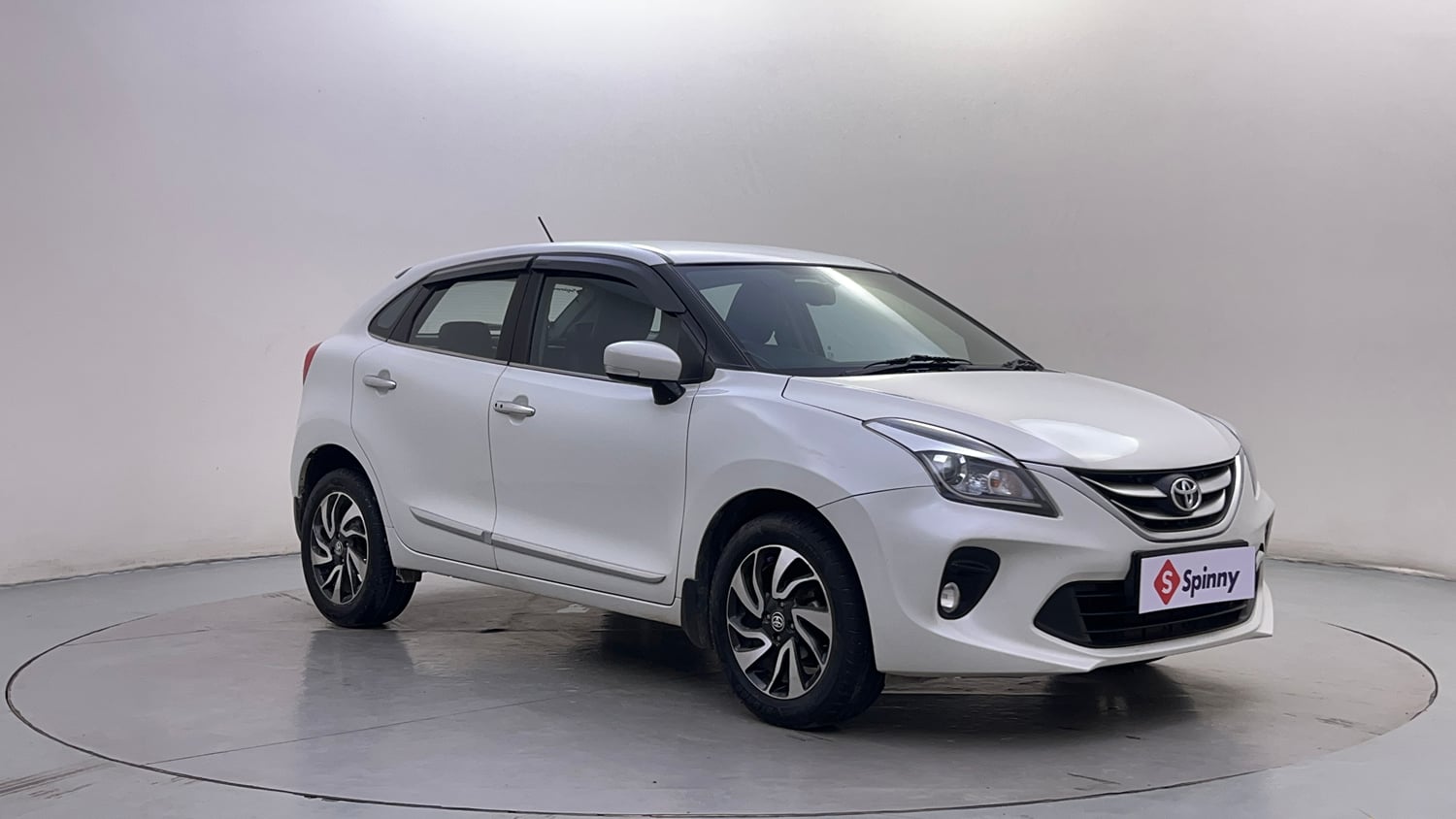Used 2020 Toyota Glanza G CVT Petrol Automatic exterior RIGHT FRONT CORNER VIEW
