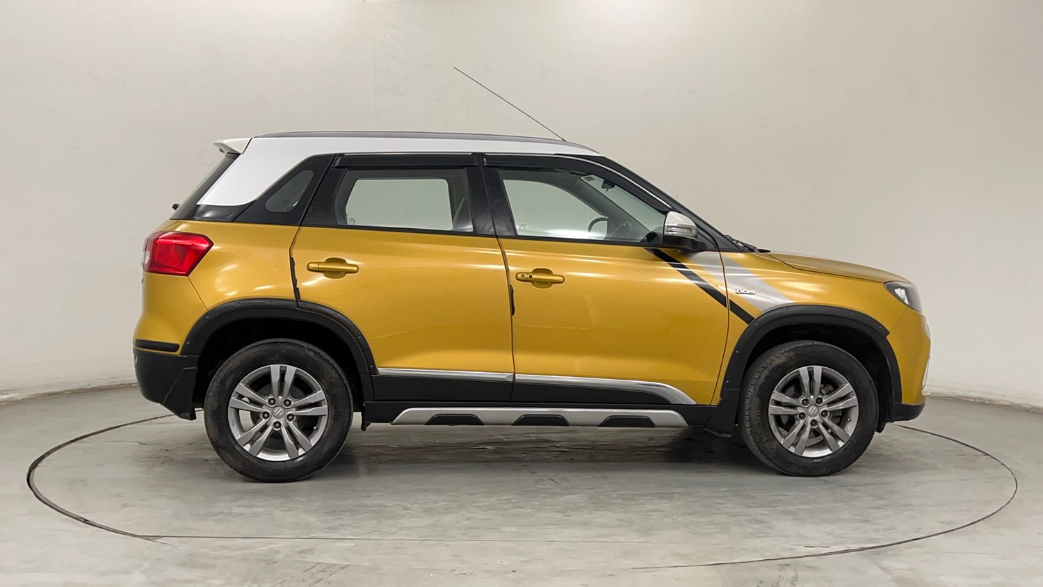 Used 2016 Maruti Suzuki Vitara Brezza ZDi+ Dual Tone Diesel Manual exterior RIGHT SIDE VIEW