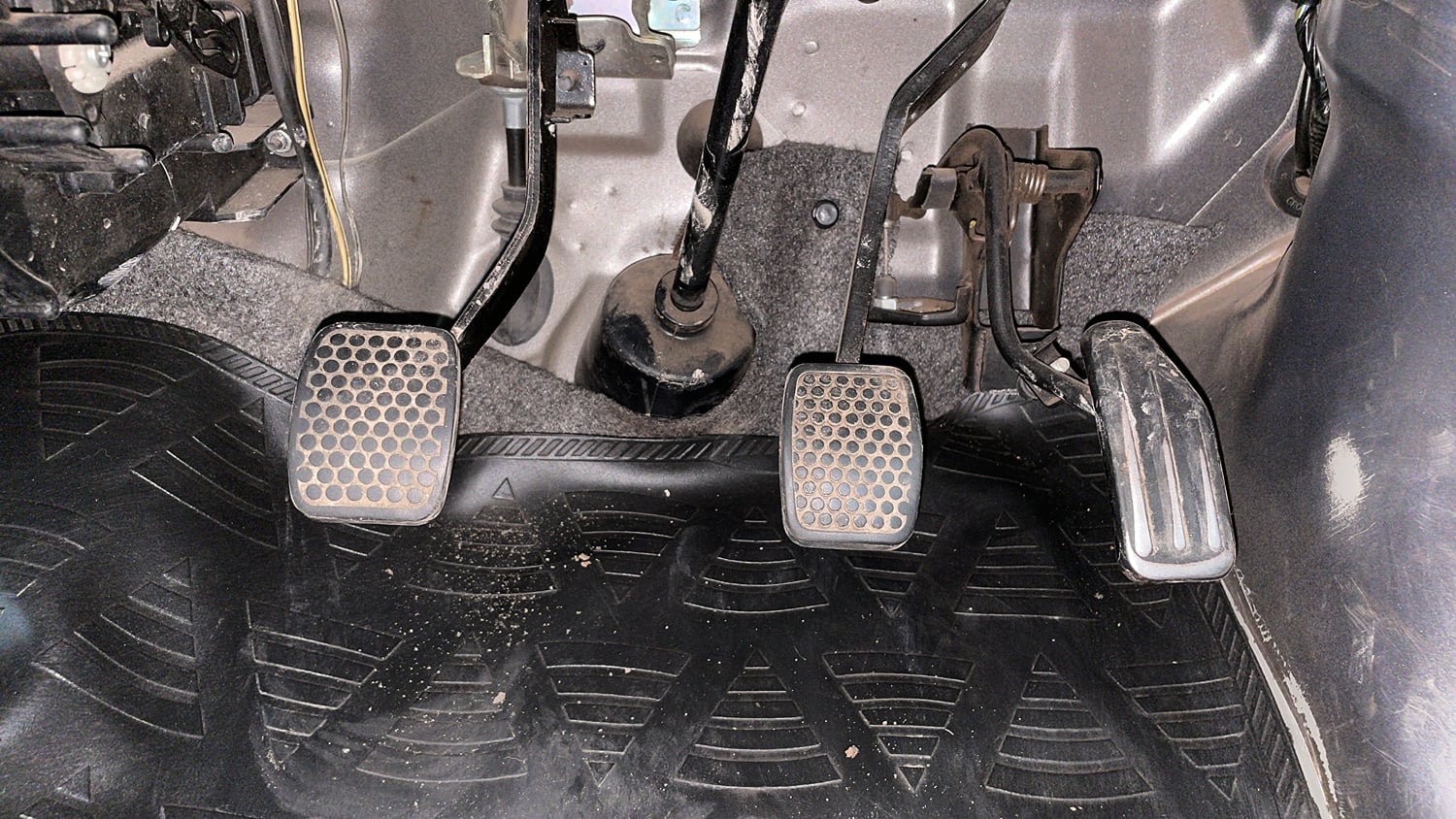 Used 2015 Maruti Suzuki Eeco 5 STR WITH A/C+HTR Petrol Manual interior PEDALS VIEW