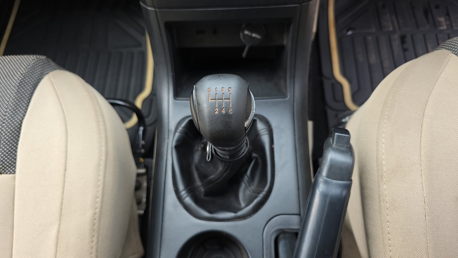 Used 2017 Mahindra XUV500 W4 Diesel Manual interior GEAR  KNOB VIEW