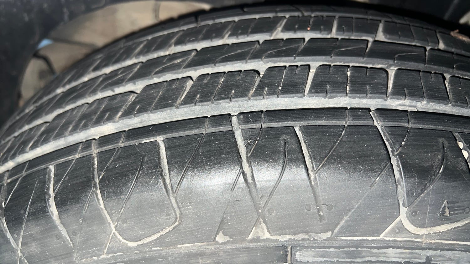 Used 2024 Mahindra XUV 3XO AX5 1.2 Petrol Petrol Manual tyres RIGHT REAR TYRE TREAD VIEW
