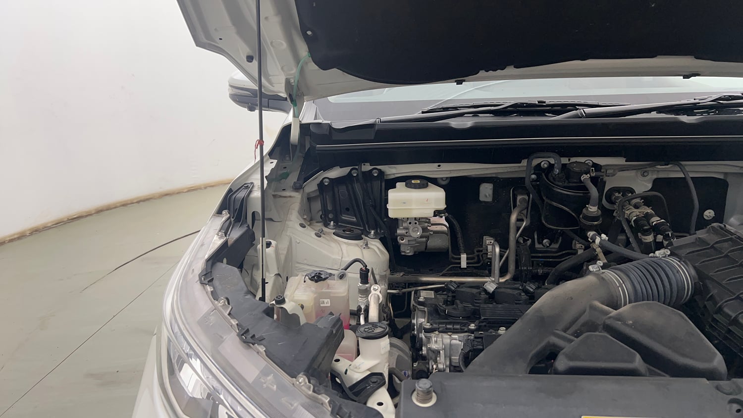 Used 2024 Toyota Innova Hycross ZX Hybrid 7 STR Hybrid Automatic engine ENGINE RIGHT SIDE HINGE & APRON VIEW