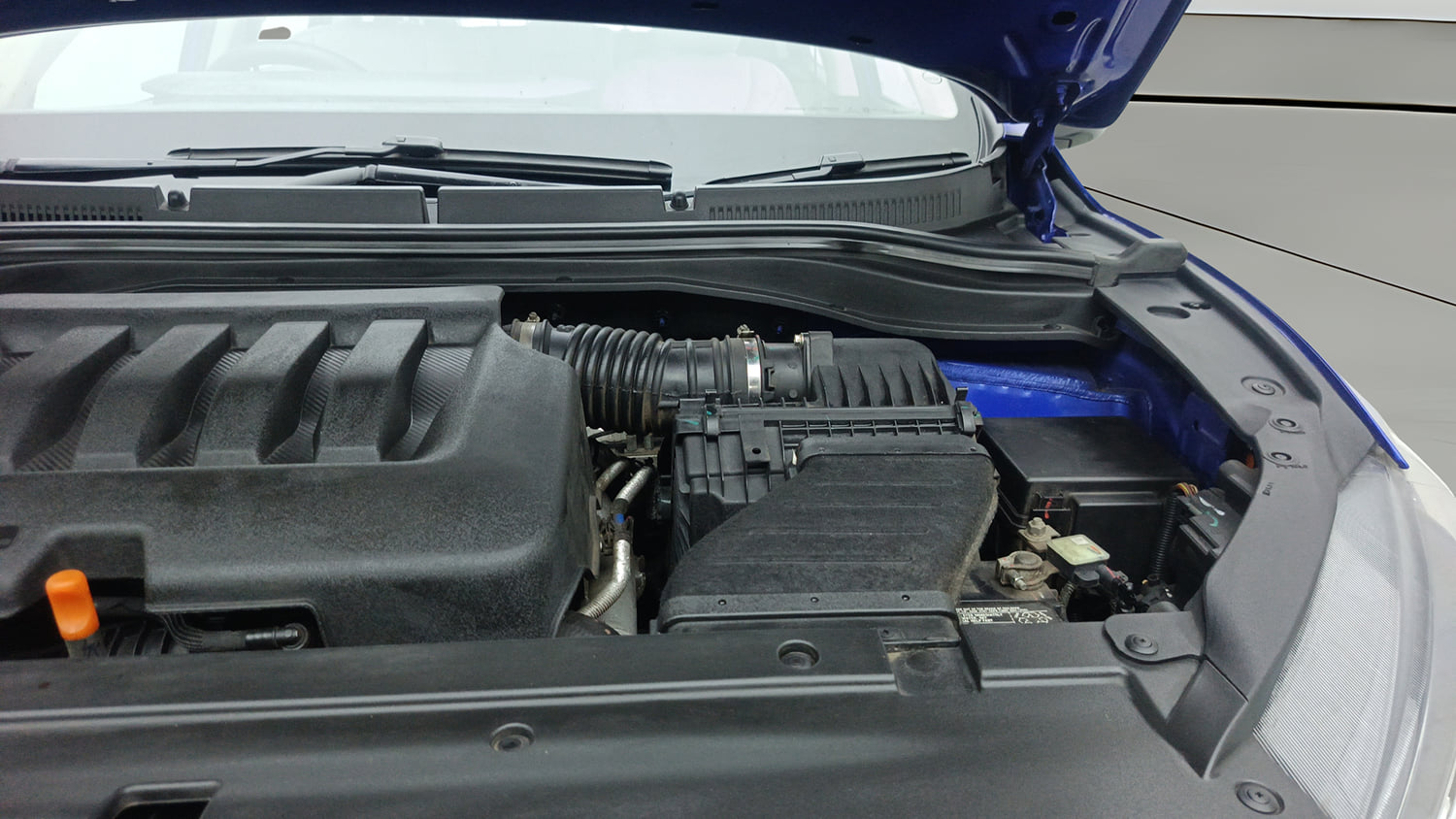 Used 2022 Mahindra XUV700 AX 7 Petrol AT 7 STR Petrol Automatic engine ENGINE LEFT SIDE HINGE & APRON VIEW