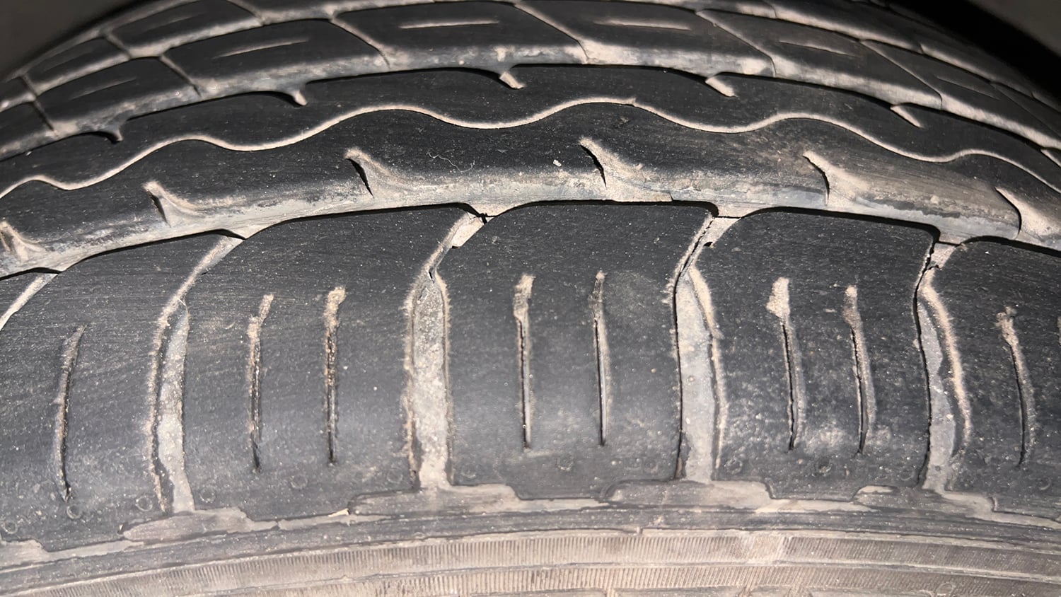 Used 2019 Hyundai Venue SX Plus 1.0 Turbo DCT Petrol Automatic tyres LEFT FRONT TYRE TREAD VIEW