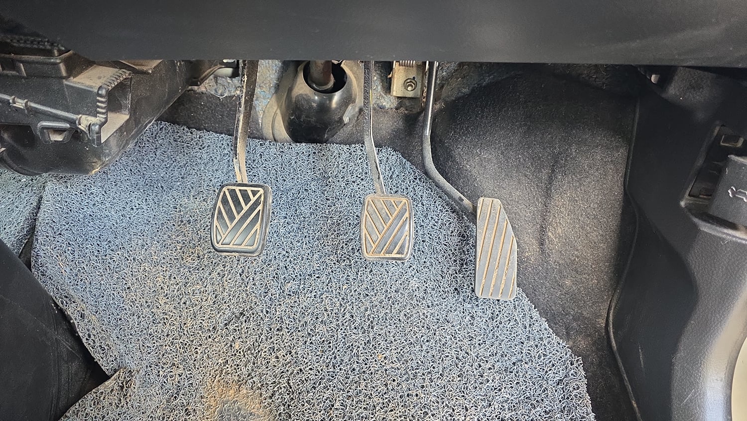 Used 2015 Maruti Suzuki Wagon R VXI Petrol Manual interior PEDALS VIEW