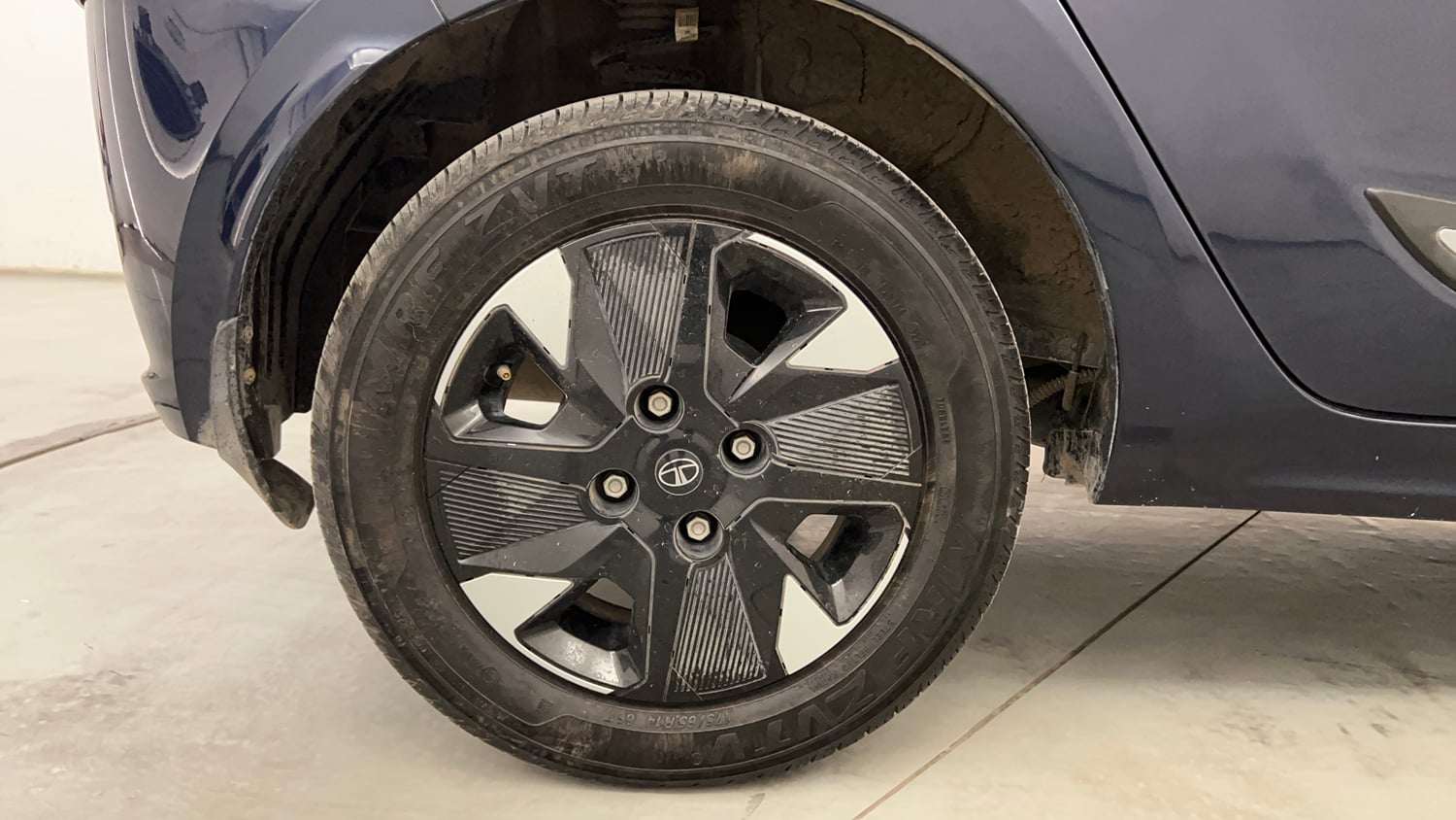 Used 2025 Tata Tiago XTA Petrol Automatic tyres RIGHT REAR TYRE RIM VIEW