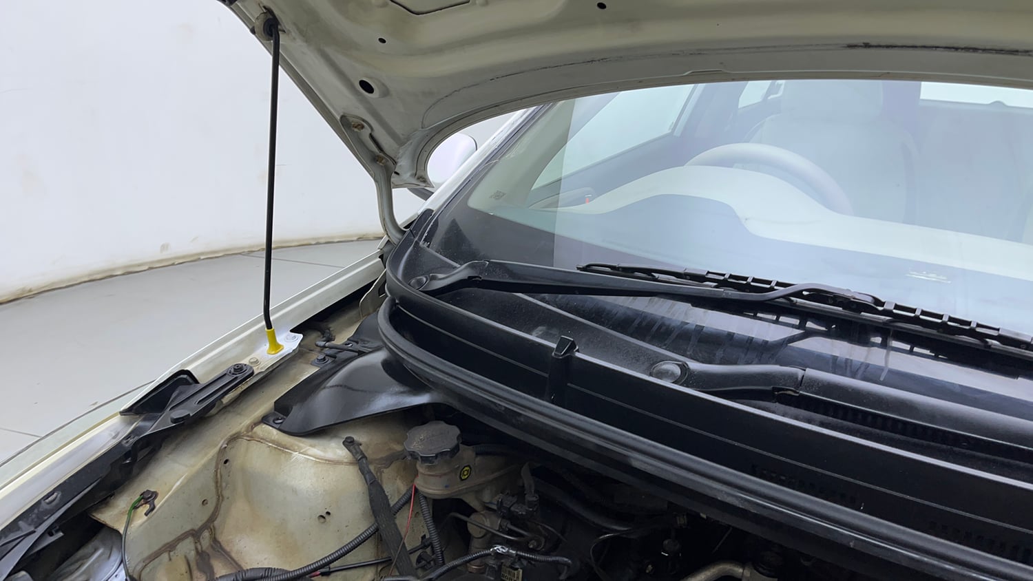Used 2015 Hyundai Elite i20 Magna 1.2 Petrol Manual engine ENGINE RIGHT SIDE HINGE & APRON VIEW