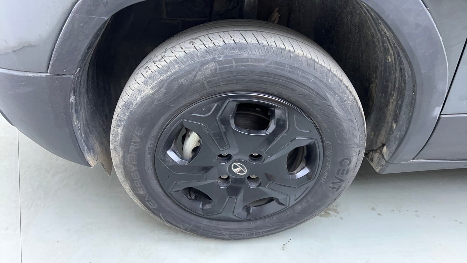 Used 2024 Tata Punch Accomplished iCNG Cng Manual tyres LEFT FRONT TYRE RIM VIEW