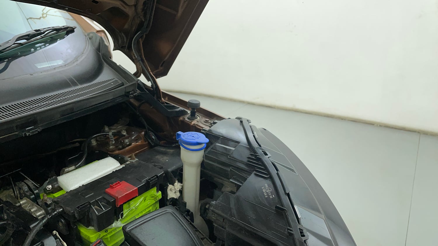 Used 2019 Ford EcoSport Titanium + 1.5L TDCi Diesel Manual engine ENGINE LEFT SIDE HINGE & APRON VIEW